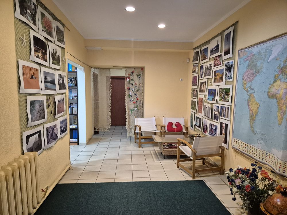 Наш офіс в Одесі — з мапою світу та фото з подорожей